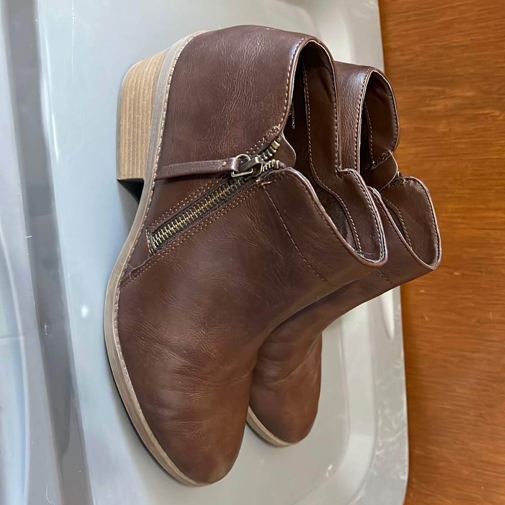 Womens 9 brown booties